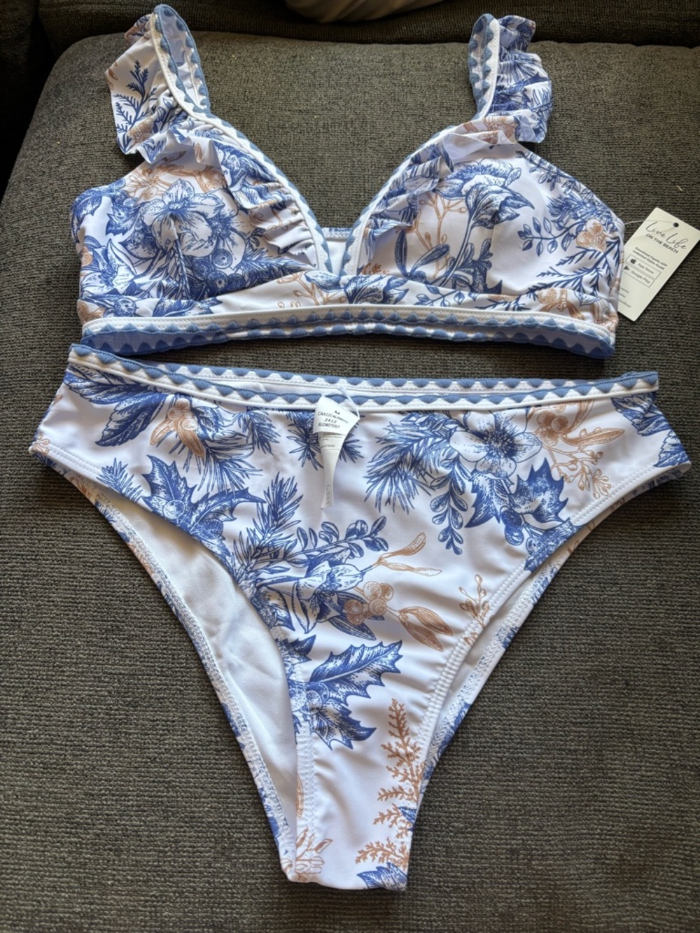 NWT Cupshe Blue & Cream Floral Ruffle Bikini Set M medium